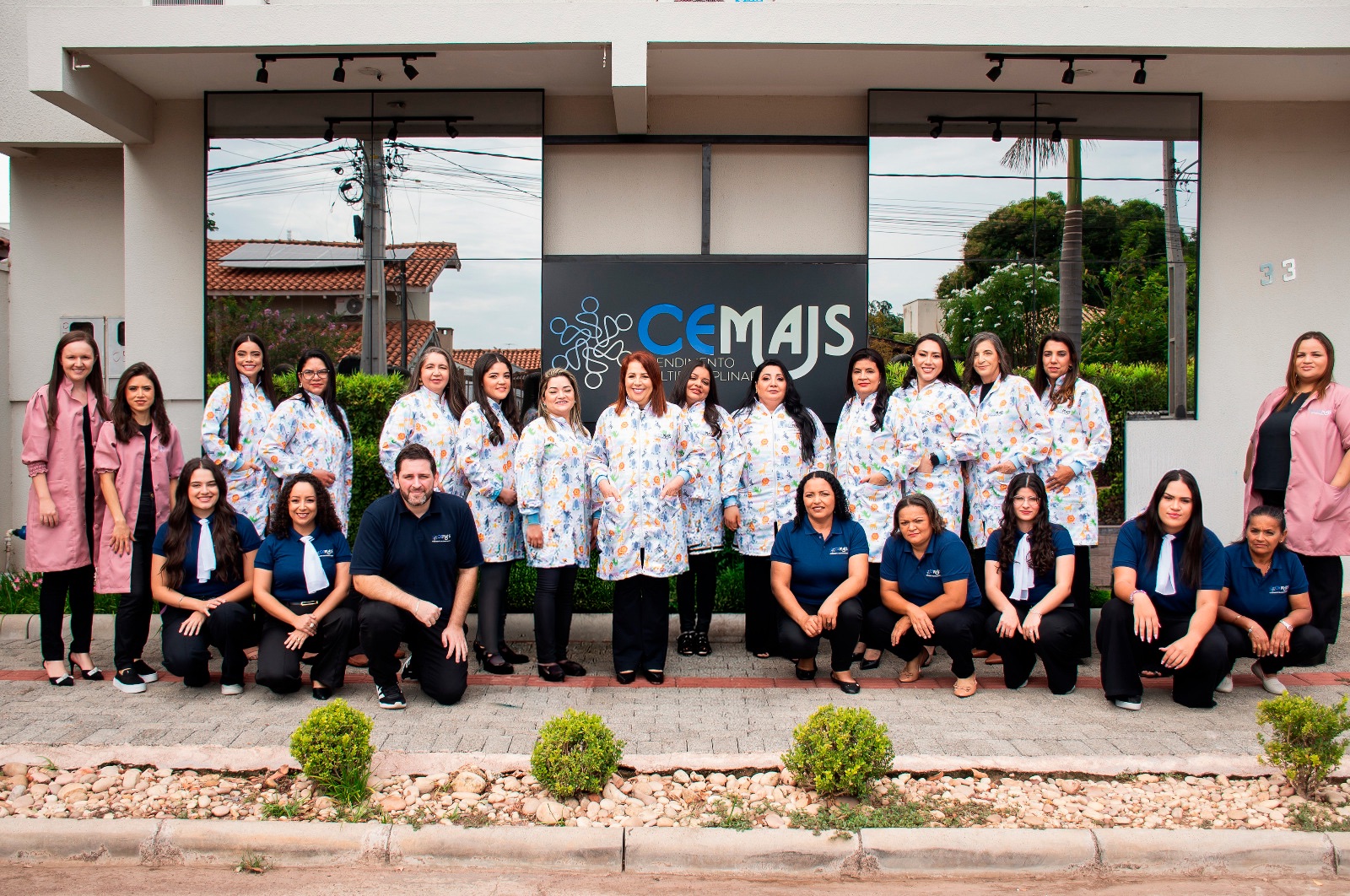 Equipe da CEMAIS reunida em frente à clínica